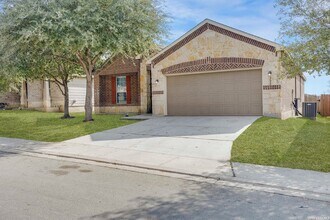 322 Walnut Crest in Selma, TX - Foto de edificio - Building Photo