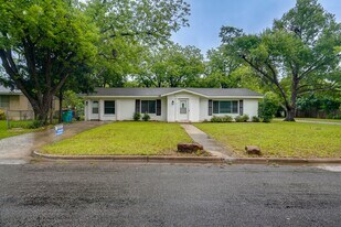 1800 Grace St in Taylor, TX - Building Photo