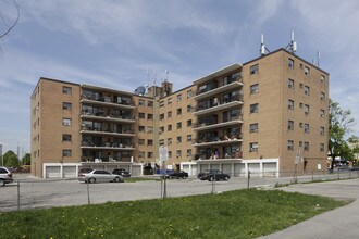 Brenthall Apartments in Toronto, ON - Building Photo - Building Photo