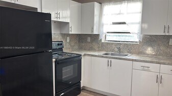 16118 NE 21st Ave in North Miami Beach, FL - Building Photo