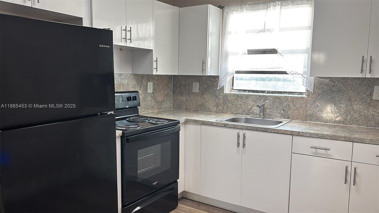 16118 NE 21st Ave in North Miami Beach, FL - Building Photo