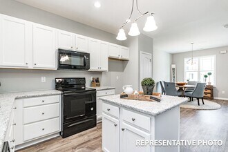 105 Oakdale Ave in Clayton, NC - Foto de edificio - Building Photo