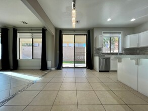 10851 Vemoa Dr in Las Vegas, NV - Building Photo - Building Photo