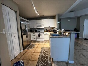 9312 NW 54th St in Sunrise, FL - Building Photo - Building Photo