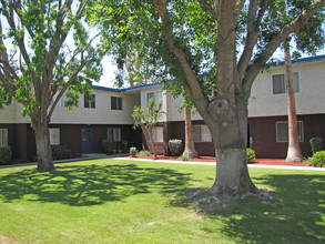 Serramonte Park in Bakersfield, CA - Foto de edificio - Building Photo