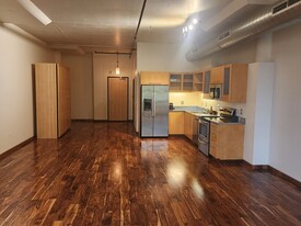 1400 NW Irving St, Unit 319 in Portland, OR - Building Photo - Building Photo