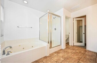 9167 S Cullen Wy in Inglewood, CA - Foto de edificio - Building Photo