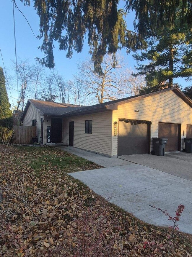 4908 Russell St in Midland, MI - Building Photo - Building Photo