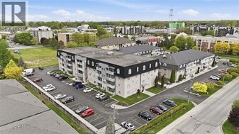 6055 Ellis St in Lasalle, ON - Building Photo