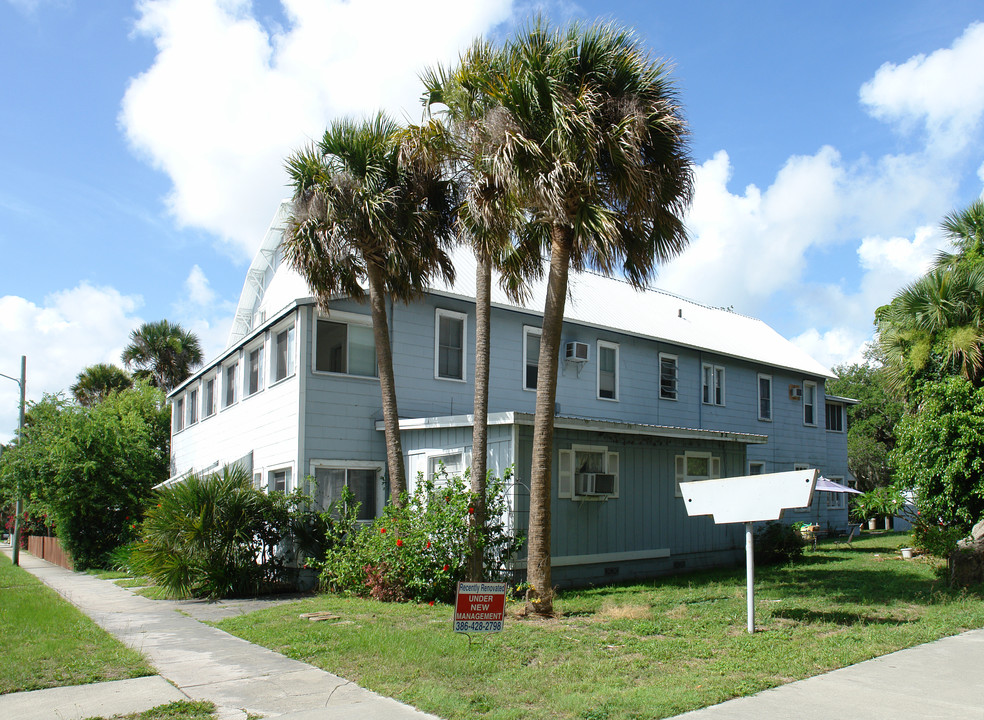 408 S Riverside Dr in New Smyrna Beach, FL - Building Photo