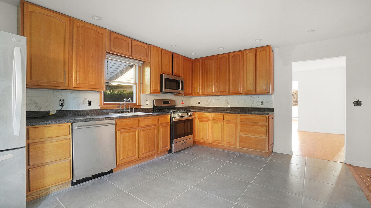 164 Rossiter Ave in Yonkers, NY - Building Photo