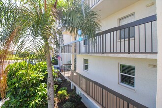 1520 Imperial Golf Course Blvd in Naples, FL - Building Photo - Building Photo