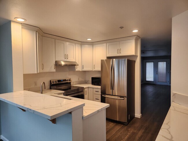 12406 SE 31st St, Unit 101 in Bellevue, WA - Building Photo - Building Photo