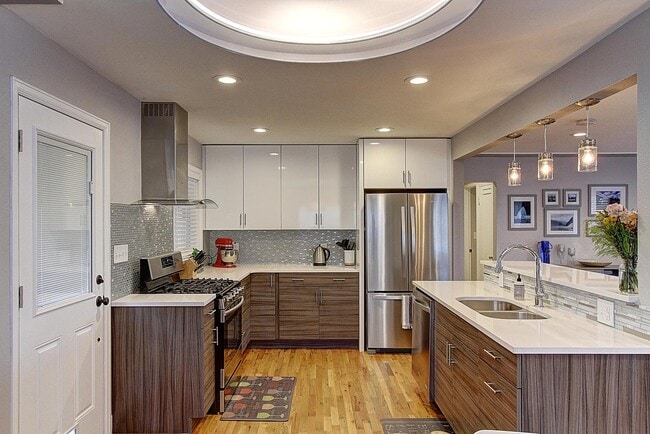 property at 5165 Umatilla St