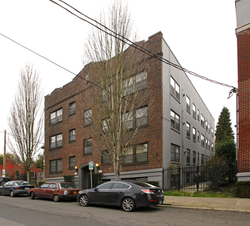 Hampton Court in Portland, OR - Building Photo