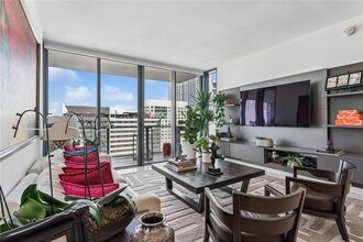 88 SW 7th St, Unit 1804 in Miami, FL - Foto de edificio - Building Photo