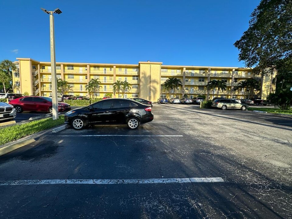 9949 Sandalfoot Blvd in Boca Raton, FL - Building Photo