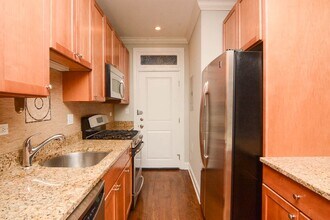 747 W Addison St in Chicago, IL - Foto de edificio - Building Photo