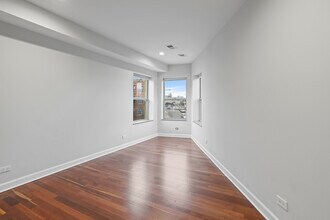 7223 N Rogers Ave in Chicago, IL - Building Photo - Building Photo