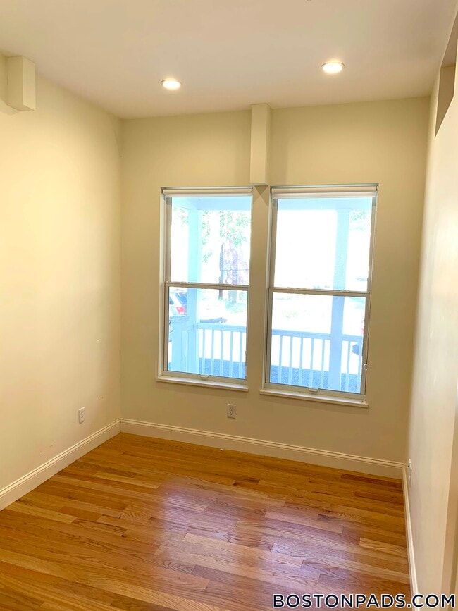 379 Harvard St, Unit 1 in Cambridge, MA - Building Photo - Building Photo