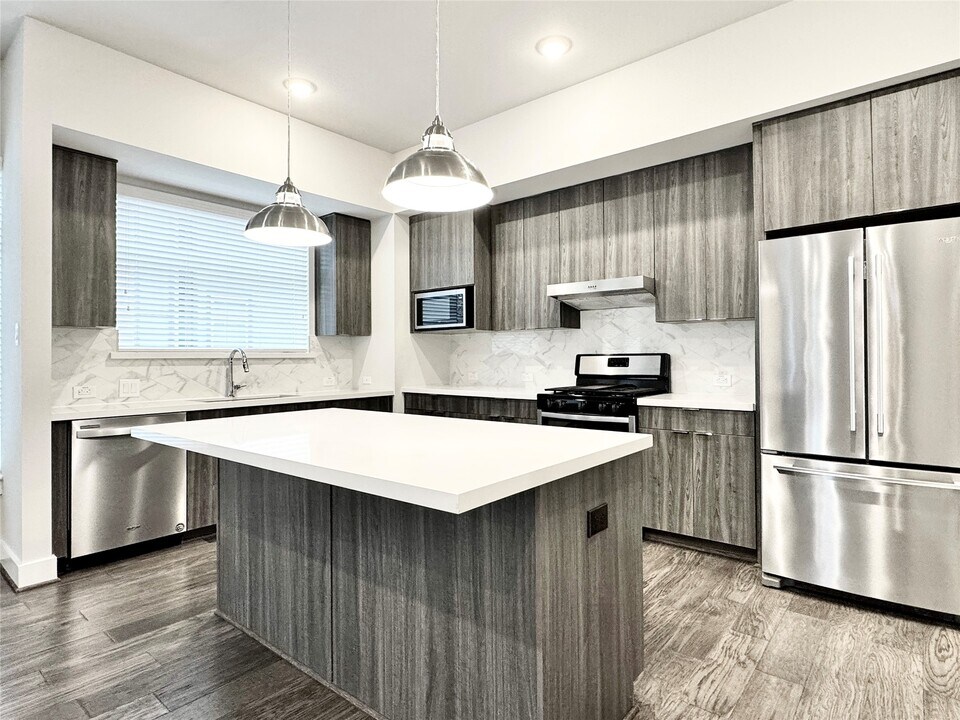 5815 Fairdale Ln in Houston, TX - Building Photo