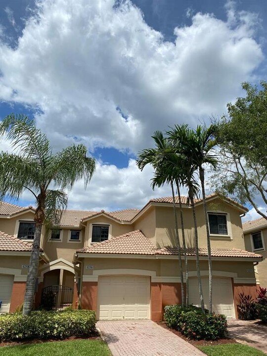 4256 Vineyard Cir in Weston, FL - Building Photo