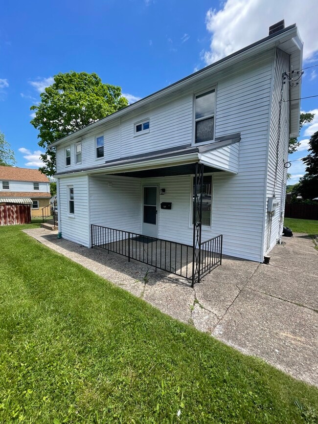 527 Middle Pl, Unit 1 in Carnegie, PA - Building Photo - Building Photo