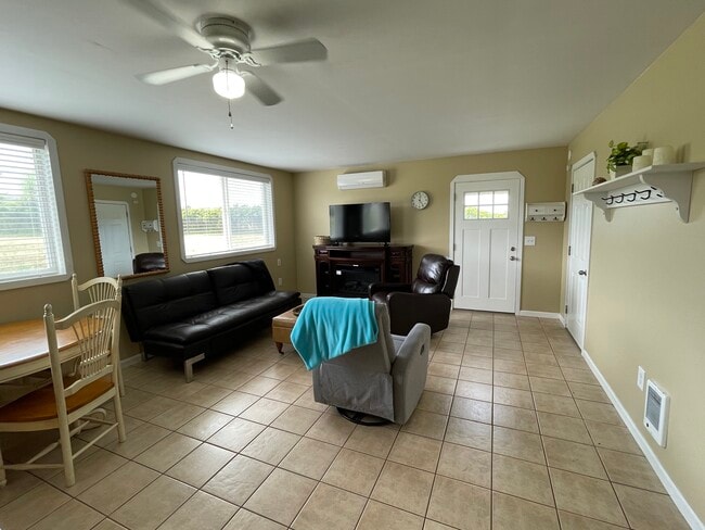 183 W Anderson Rd, Unit 183 B in Sequim, WA - Foto de edificio - Building Photo