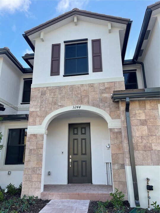 3244 W 114th Terrace in Hialeah, FL - Building Photo