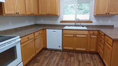 1034 SW Princeton Pl in Grants Pass, OR - Building Photo - Building Photo