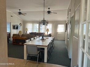 5204 Ocean Dr in Emerald Isle, NC - Foto de edificio - Building Photo