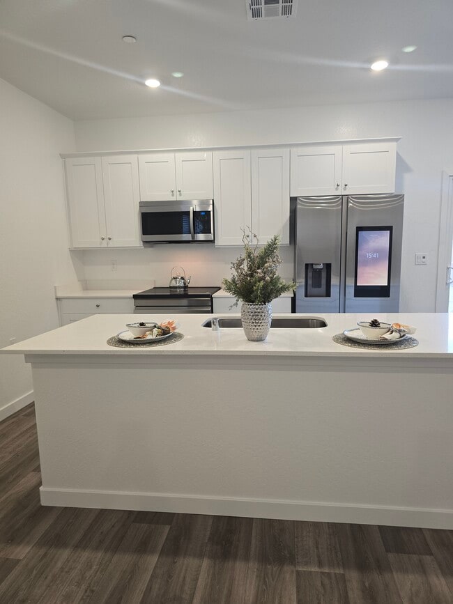 2632 W Cambridge St in Hanford, CA - Building Photo - Building Photo