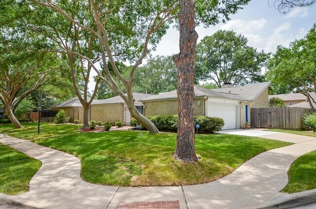 1702 Cherry Bend Dr in Houston, TX - Building Photo - Building Photo