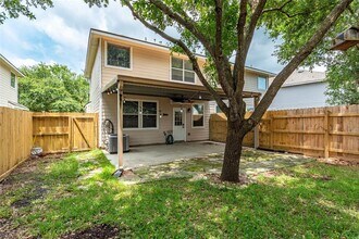 336 Capella Oaks Ln in Dickinson, TX - Building Photo - Building Photo