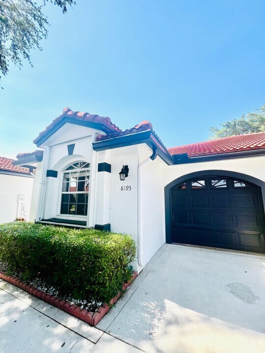 8195 Vía Bella in Boca Raton, FL - Building Photo