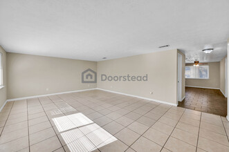 6135 Longchamp Dr in Jacksonville, FL - Foto de edificio - Building Photo