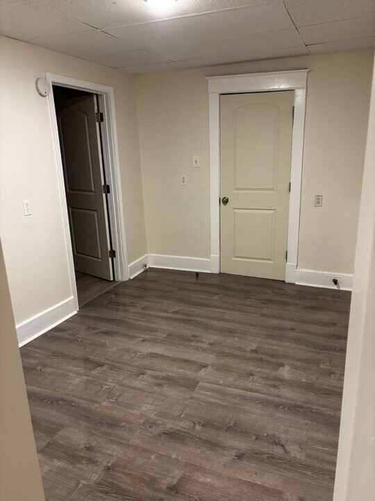 2423 Falls St, Unit Upper Rear in Niagara Falls, NY - Building Photo