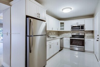 8305 SW 72nd Ave in Miami, FL - Building Photo - Building Photo