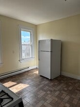 1511 Pembroke St, Unit 6 in Bridgeport, CT - Building Photo - Building Photo