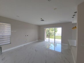 5337 SW 183rd Ave in Miramar, FL - Foto de edificio - Building Photo