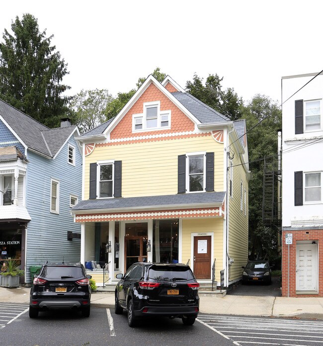 23 Parkway in Katonah, NY - Foto de edificio - Building Photo