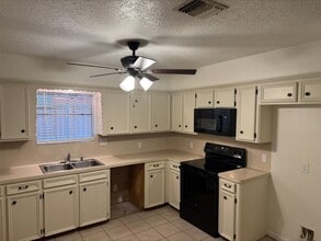 1702 Hazelwood St in Conroe, TX - Building Photo - Building Photo