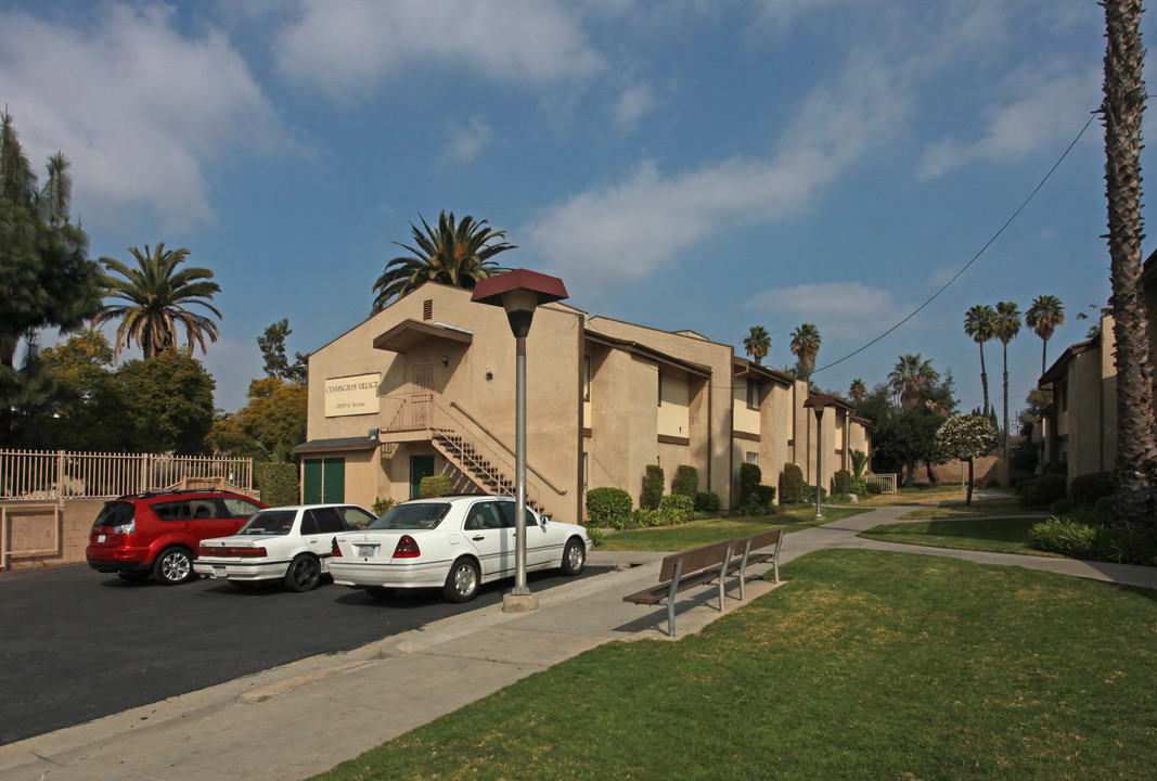 Cunningham Village in Los Angeles, CA - Foto de edificio