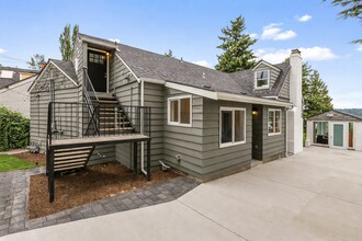 12334 Sand Point Way NE in Seattle, WA - Foto de edificio - Building Photo