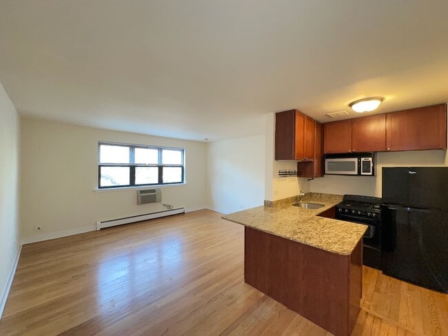 645 W Wrightwood Ave, Unit J00P