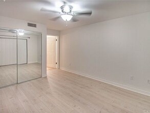 5264 Satsuma Ave, Unit 9 in Los Angeles, CA - Foto de edificio - Building Photo