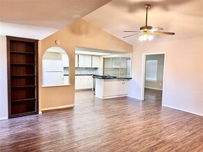 1617 Squire Ct in Grand Prairie, TX - Foto de edificio - Building Photo