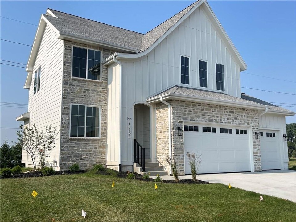 16898 Madison Cir in Clive, IA - Building Photo