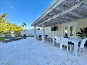771 94th Ave N in Naples, FL - Foto de edificio - Building Photo