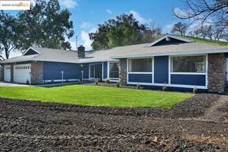 1610 Lawrence Rd in Danville, CA - Foto de edificio - Building Photo